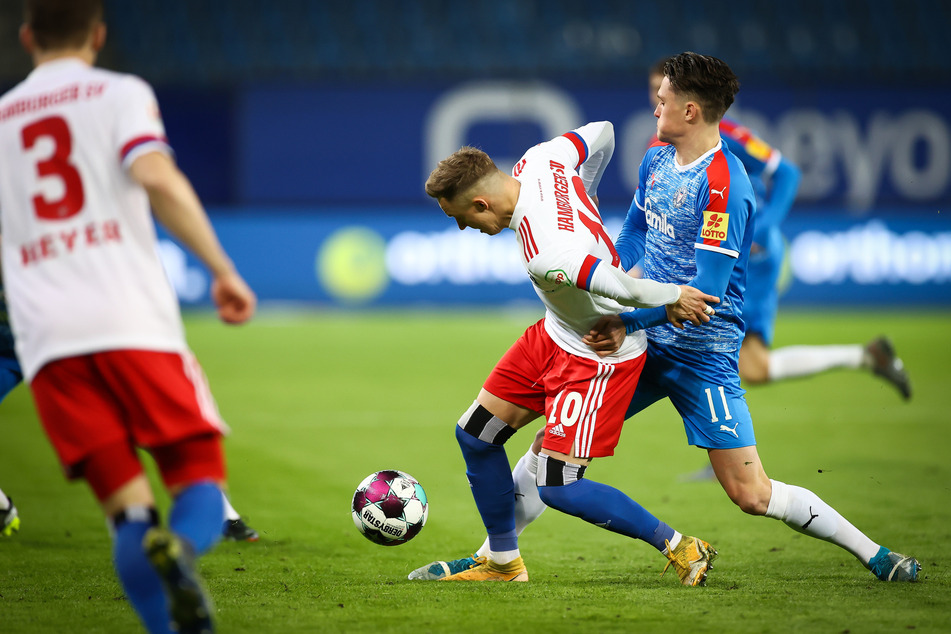 HSV-Mittelfeldstratege Sonny Kittel (M.) - hier im Zweikampf mit Kiels Fabian Reese (r.) - leitete viele Angriffe der Rothosen ein.