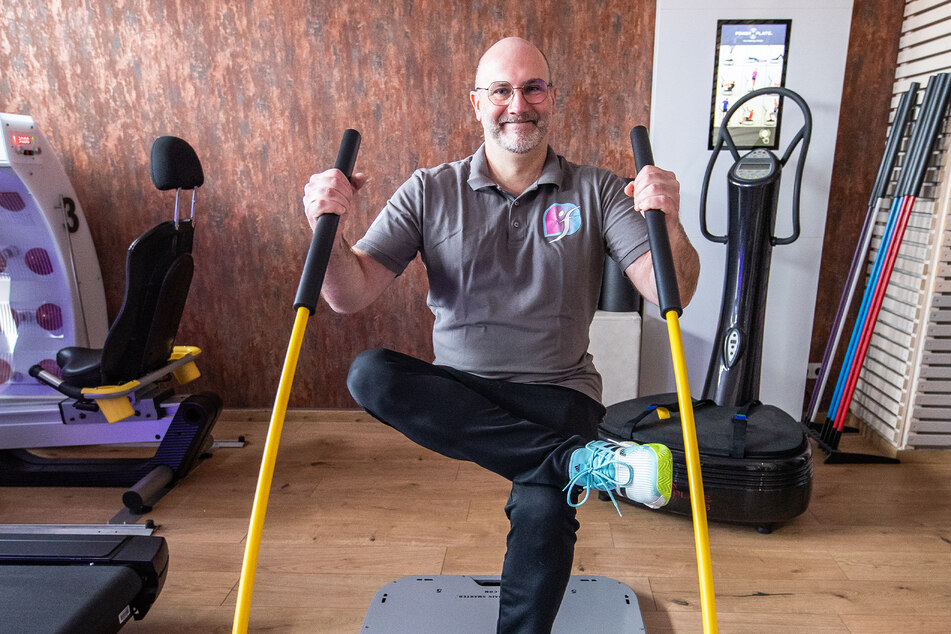 Physiotherapeut Christian Flemming bietet in seinem Fitnesscenter allerlei gesundheitsfördernde Gerätschaften.