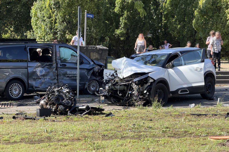 Der Mercedes geriet außer Kontrolle und prallte schließlich frontal mit einem entgegenkommenden Auto zusammen.