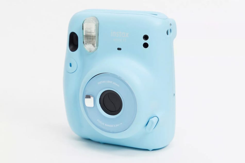 Die Fujifilm Instax Sofortbildkamera gibt es in verschiedenen Farben.