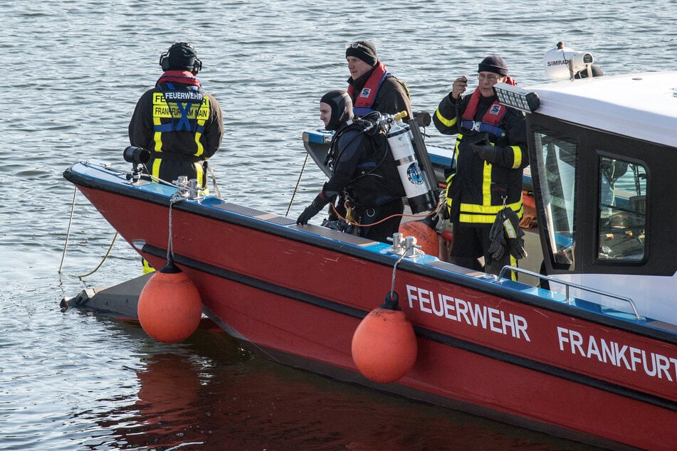 Am Vormittag des 24. Juli hatte die Frankfurter Feuerwehr den Toten aus dem Main geborgen. (Archivbild)