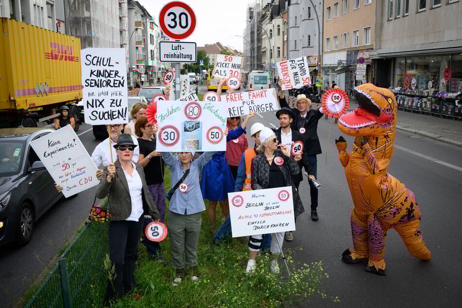 An 23 Hauptstraßen in Berlin darf tagsüber bald wieder Tempo 50 statt Tempo 30 gefahren werden.