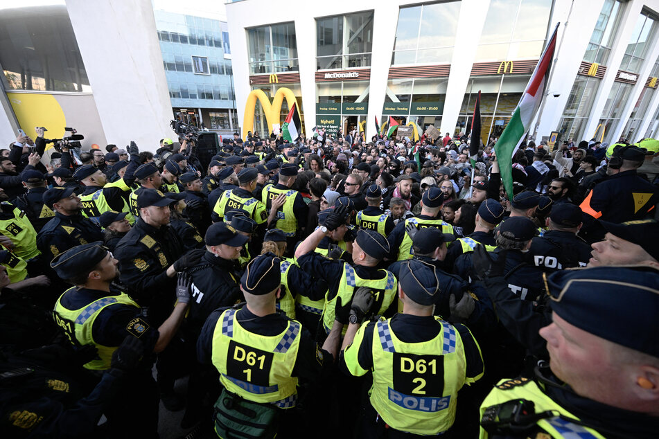 Die Demonstranten wurden von vielen Polizisten eingekesselt.