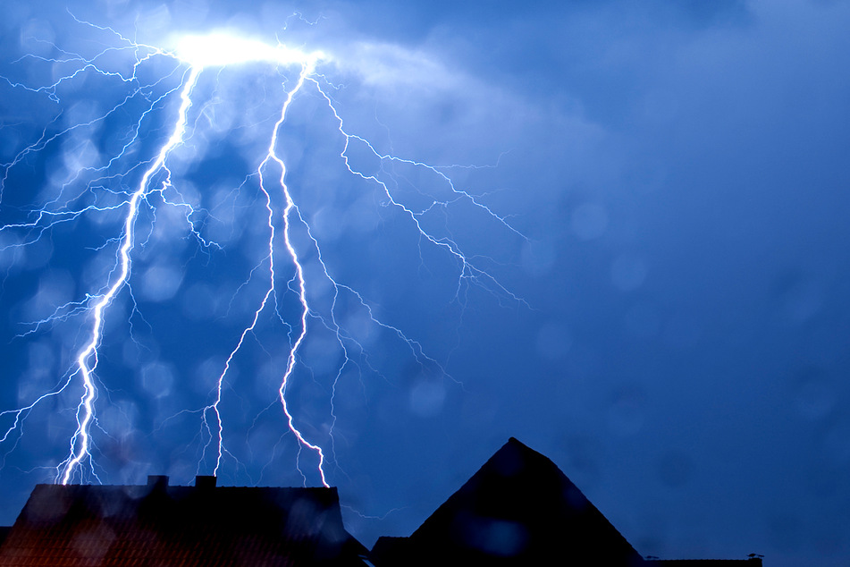 Auch am Wochenende erwartet der Deutsche Wetterdienst viele Wolken, einzelne Schauer und Gewitter.