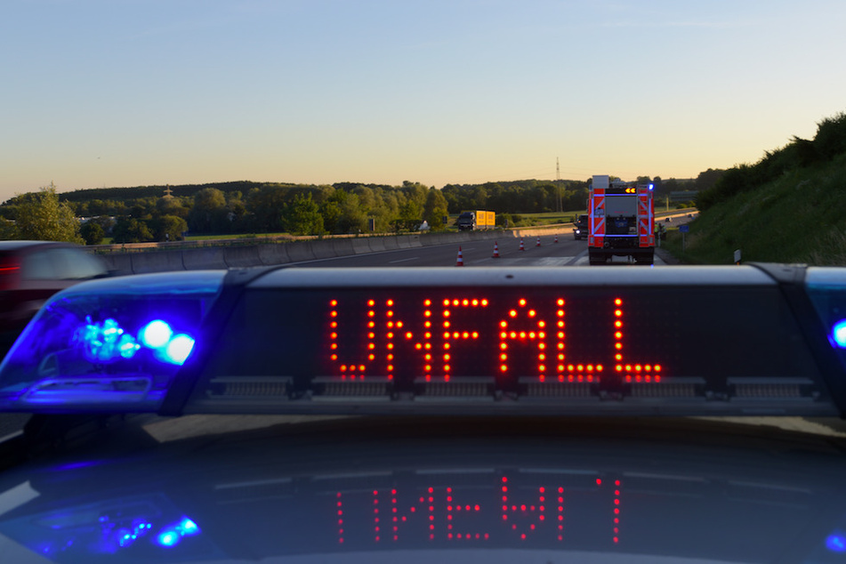 Nach einem Unfall auf der A8 war der Autobahnabschnitt kurzzeitig komplett gesperrt. (Symbolbild)