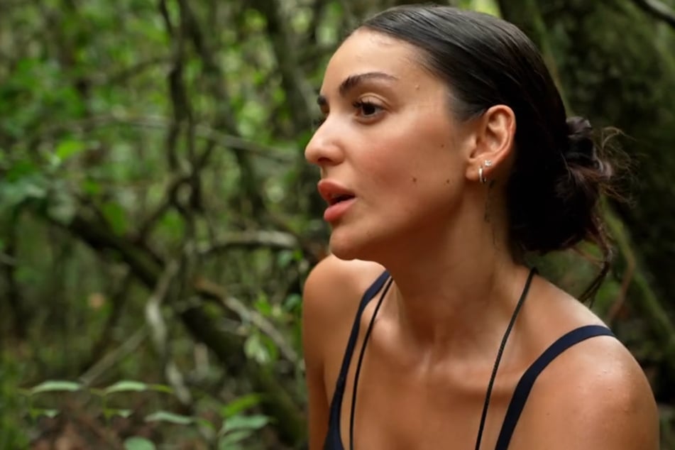 Nach einer Challenge wird Jenni emotional.