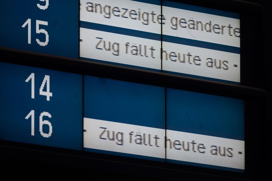 Für Bahnreisende gibt es vor allem auf der ICE-Strecke nach Hannover Einschränkungen. Grund dafür ist die Modernisierung einer Eisenbahnbrücke. (Symbolbild)