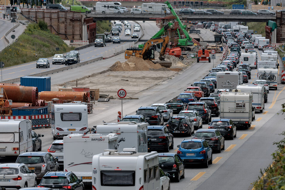 Wegen Bauarbeiten für einen Lärmschutztunnel wird die A7 bei Hamburg ab Freitagabend gesperrt. Es wird mit erheblichen Verkehrsproblemen und Staus gerechnet. (Symbolfoto)