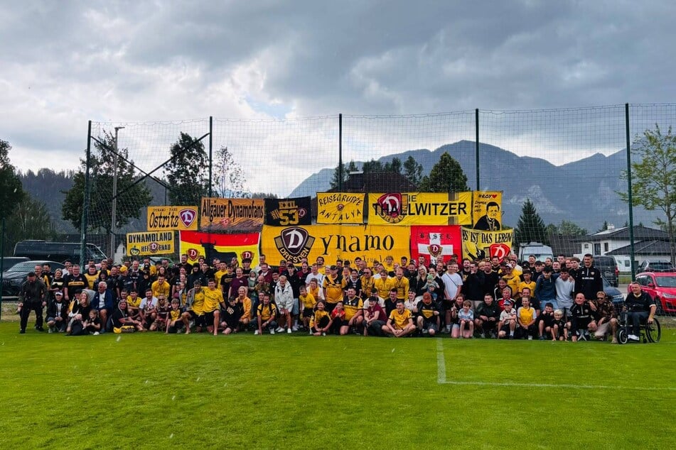 Das Wetter beim Fan-Foto hatten sich alle Beteiligten sicher anders vorgestellt.