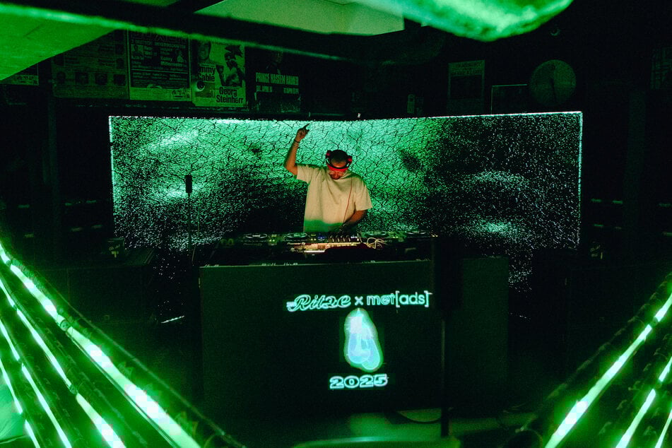 Star-DJ David Puentez (39) weihte am Dienstag das DJ-Pult mitten im Ring im Boxkeller der Ritze ein.
