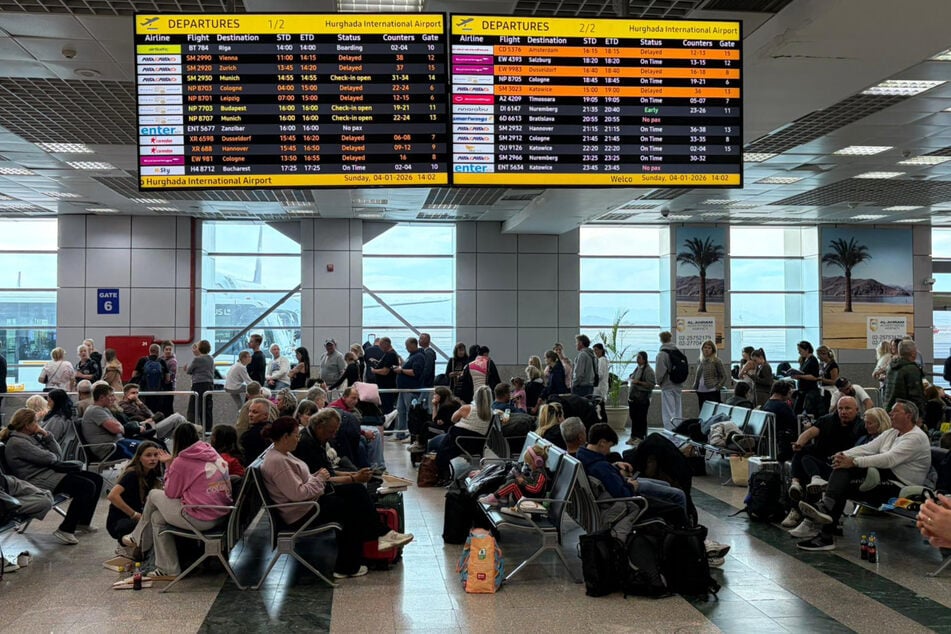 Wegen des Ausfalls des Fluglotsensystems sitzen Tausende Touristen auf Flughafen in Hurghada (Ägypten) fest.