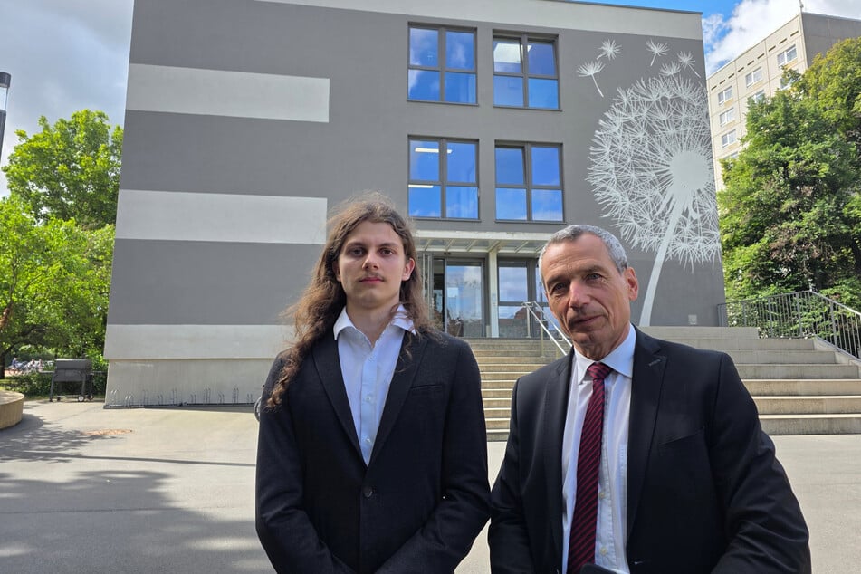 "Brecht"-Schulleiter Meschke und Schülersprecher Armin Wobst (19) am Auslagerungsstandort Terrassenufer.