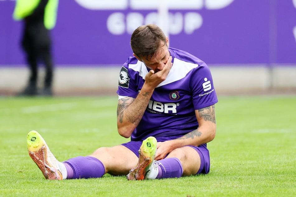 Wenn sich der Hass einiger Fans auf einen Spieler bezieht: Boris Taschy (31) am Boden.