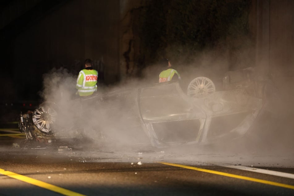 Der Mercedes brannte vollständig aus.