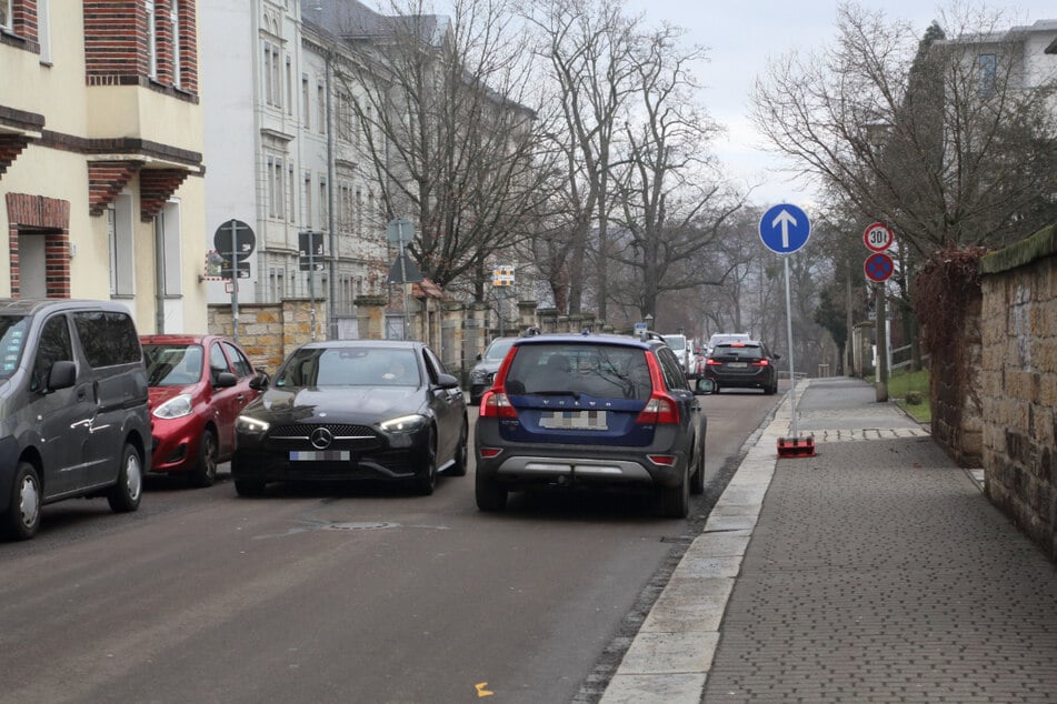 Bei beidseitigem Verkehr wird es eng auf der Straße.