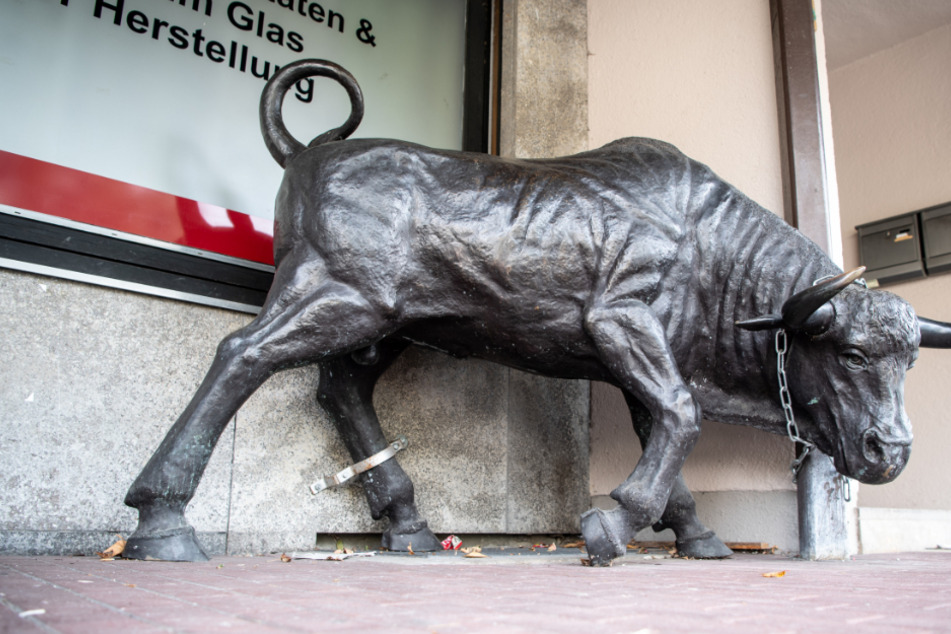 Eine Stier-Skulptur vor einer Metzgerei in Krailling im Freistaat Bayern kippt um, ein Junge wird verletzt. Steht ihm Schmerzensgeld zu?