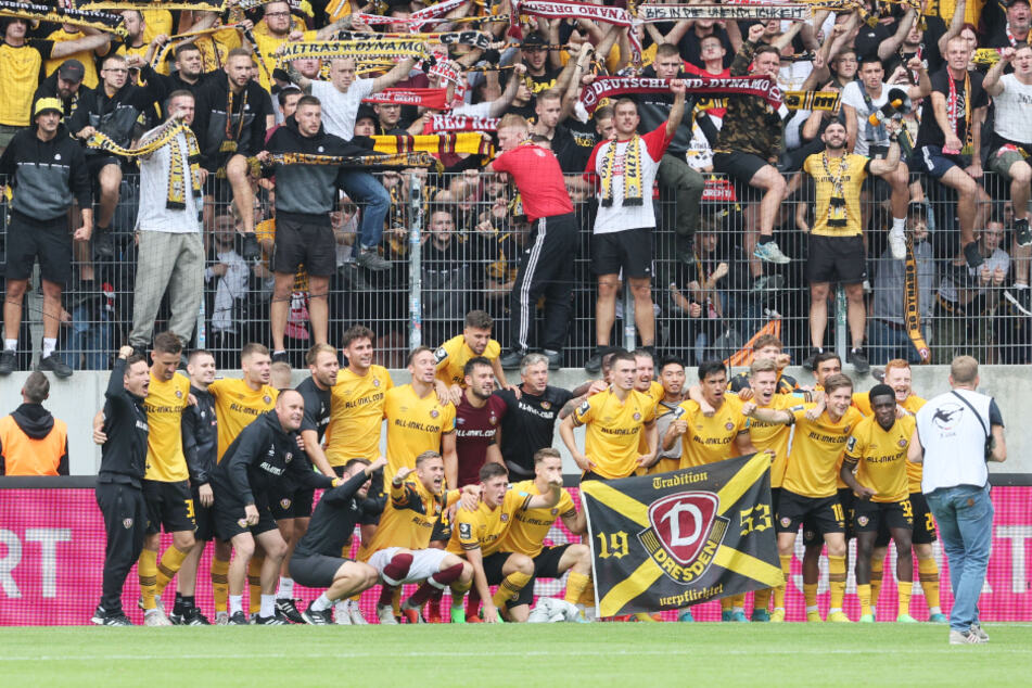 Im Grunde zweimal konnten die Profis so richtig mit ihren Fans feiern: Beim 3:2-Heimsieg gegen den VfL Osnabrück und wie hier beim 1:0-Auswärtssieg im Schacht. Da waren die Anhänger glücklich.