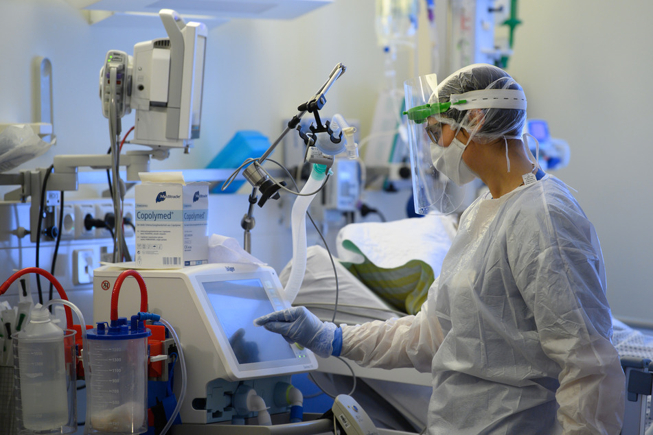 Sachsen, Pulsnitz: Eine Intensivpflegerin ist im Schutzkleidung auf der Covid-19 Intensivstation in der VAMED Klinik Schloss Pulsnitz mit der Versorgung von Corona-Patienten beschäftigt.