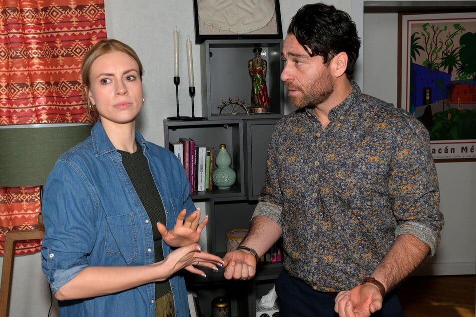 Zoe schöpft Verdacht.