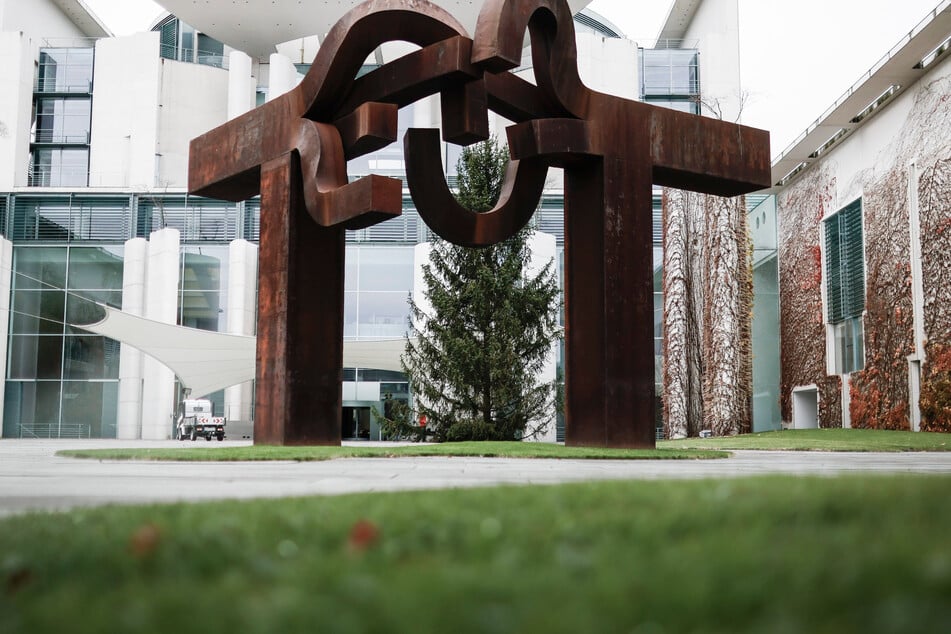 Der Weihnachtsbaum des Bundeskanzlers findet seinen Platz vor dem Bundeskanzleramt. (Archivbild)