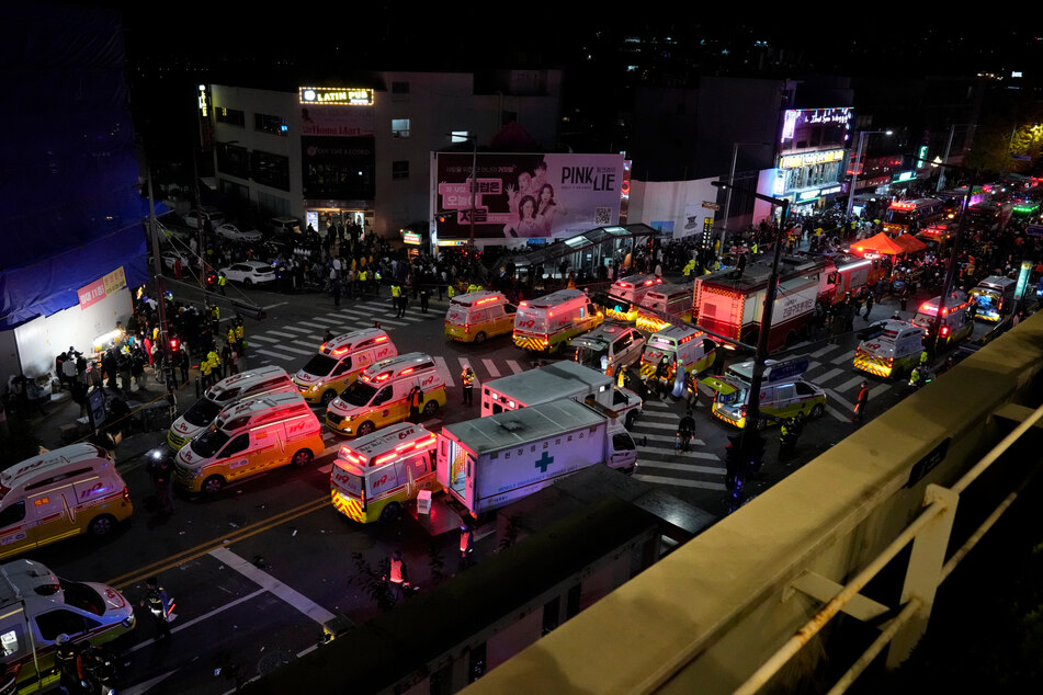 Bei Halloween-Feiern in Seoul sind mindestens 153 Menschen umgekommen und viele weitere verletzt worden.