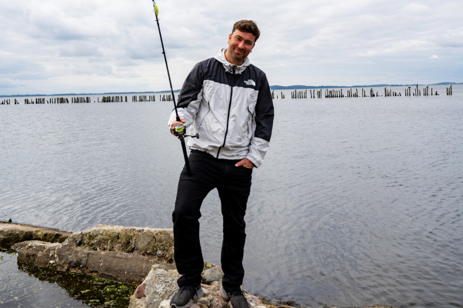 Rapper Marteria (38, bürgerlich Marten Laciny), aufgenommen an der Ostsee. Für den 38-Jährigen bietet Angeln ein Ausgleich zu Stress oder dem Leben in der Stadt.
