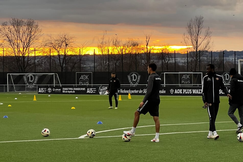 Die Dynamo-Profis bereiten sich im Training auf die letzte Drittliga-Partie des Kalenderjahres 2024 vor.