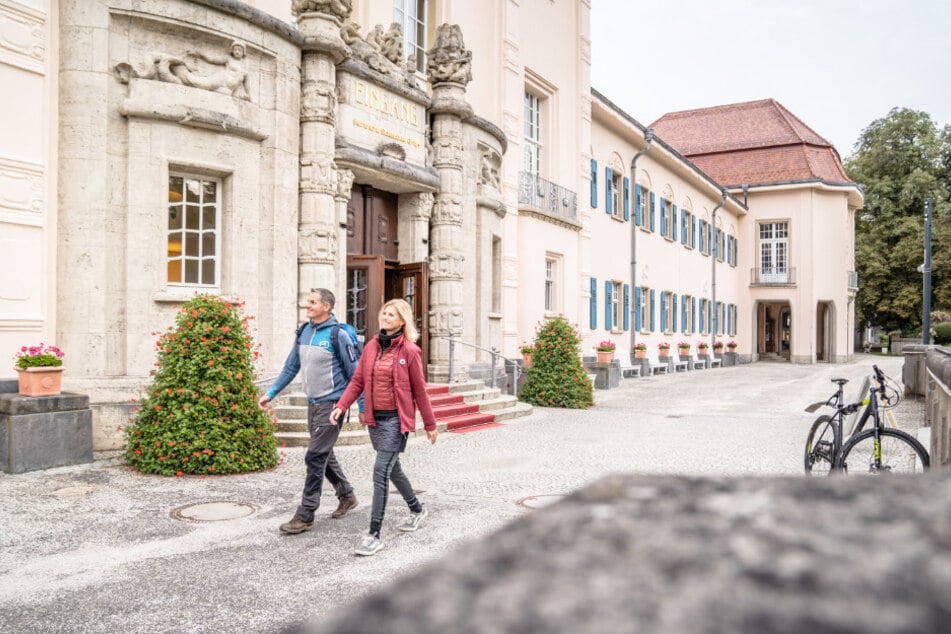 Bäderarchitektur und Wellness genießen: In Bad Elster geht's in die Sächsischen Staatsbäder mit Soletherme und Saunawelt.