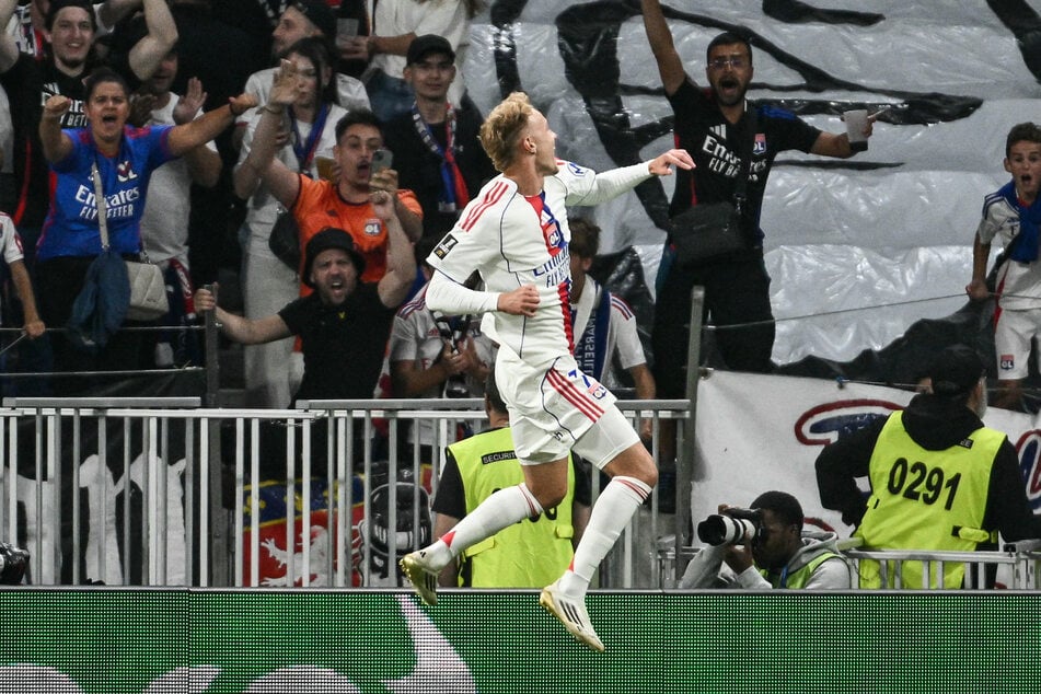 Statt für den HSV geht Adam Karabec jetzt für Olympique Lyon auf Torejagd und erzielte am Samstagabend seinen ersten Treffer für seinen neuen Verein.