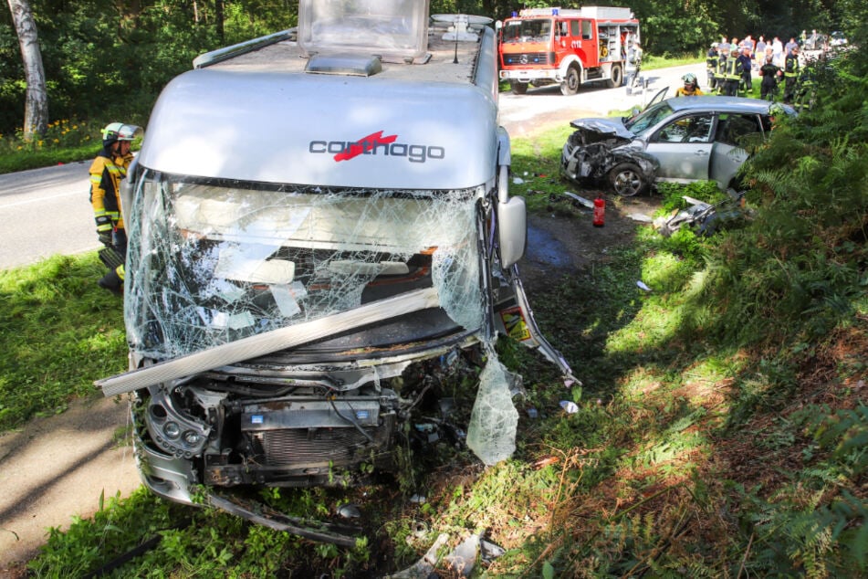 Bei einem Unfall in Bark sind am Sonntag zwölf Personen verletzt worden. Der Fahrer eines Wohnmobils erlitt schwere Verletzungen.