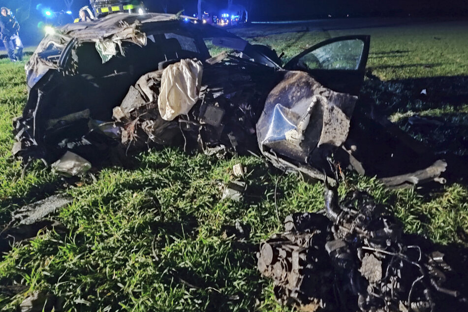 Halbiertes Auto und abgerissener Motorblock: 22-Jähriger überlebt Horrorunfall