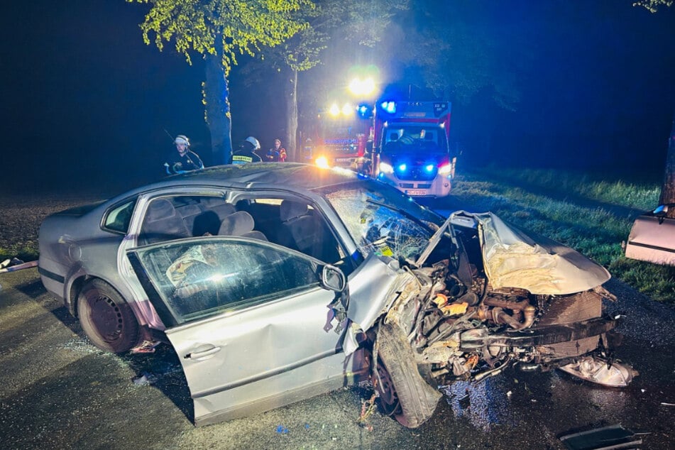 Auto rast gegen Baum: Beifahrerin schwer verletzt in Wrack eingeklemmt