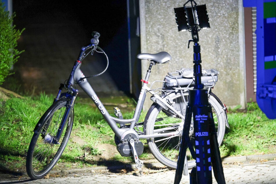 Das Fahrrad des Seniors wurde nach dem Unfall von den Beamten untersucht und sichergestellt.