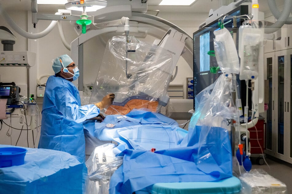 In einem der neuen Herzkatheterlabore führt ein Arzt eine OP durch.