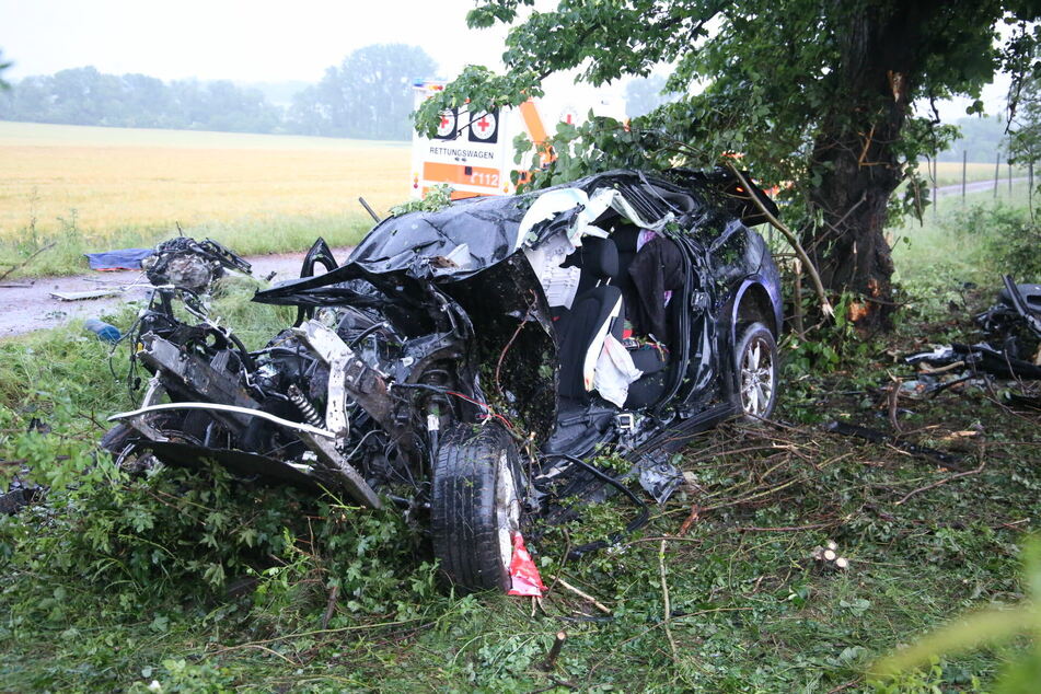 Ein 34-Jähriger kam bei Gotha ums Leben. Er kam mit seinem BMW von der A4 ab und landete an einer Baumgruppe.
