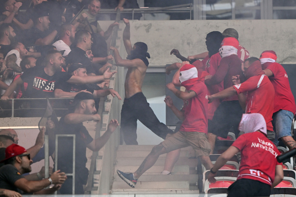 Nach heftigen Attacken in Nizza: Fan des 1. FC Köln muss 18 Monate hinter Gitter!