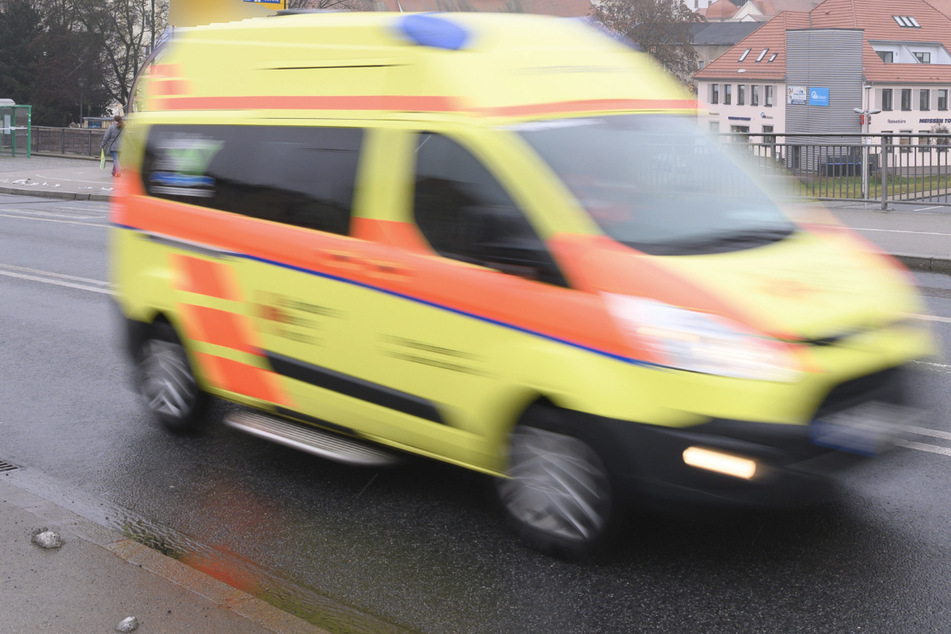 Das Mädchen musste nach dem Sturz ins Krankenhaus gebracht werden. (Symbolbild)
