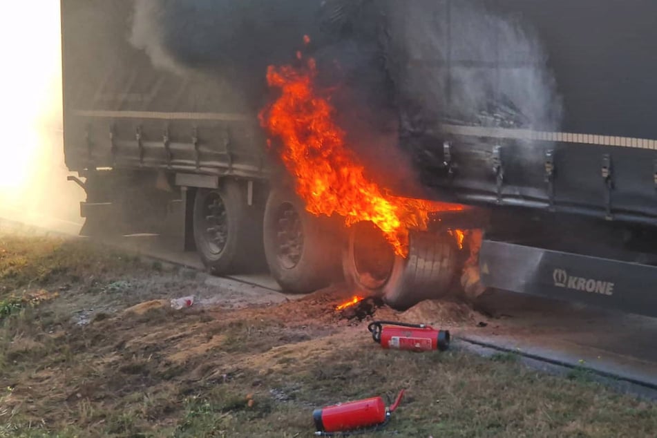 Eines der rechten Hinterräder vom Anhänger ist durch einen Schaden in Flammen aufgegangen.
