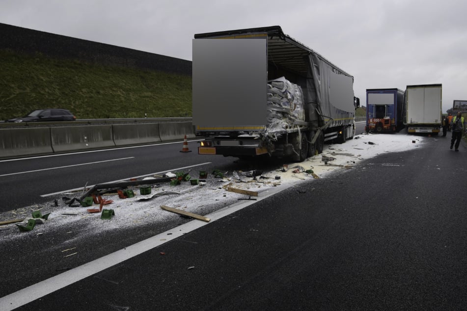 Unfall A6: A6 nach schwerem Lkw-Unfall mit Granulat bedeckt
