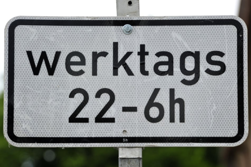 Dieses Zusatzschild gilt auch am Samstag, nicht jedoch an Sonn- und Feiertagen.