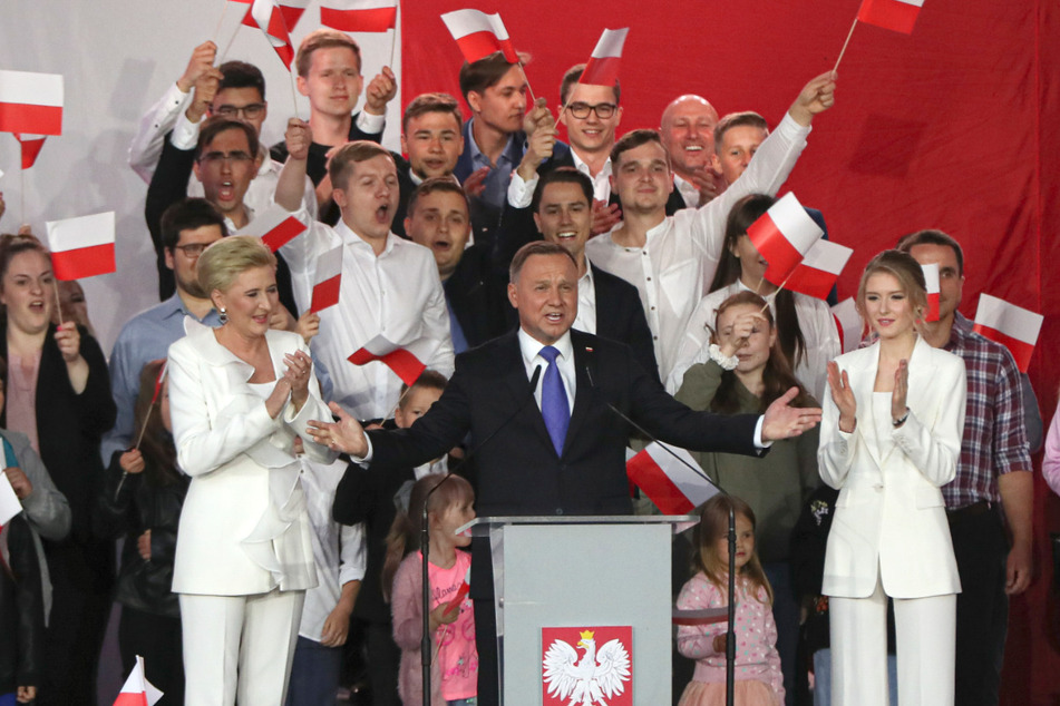 Andrzej Duda (48, Mi.) wurde erneut zum Präsidenten von Polen gewählt.