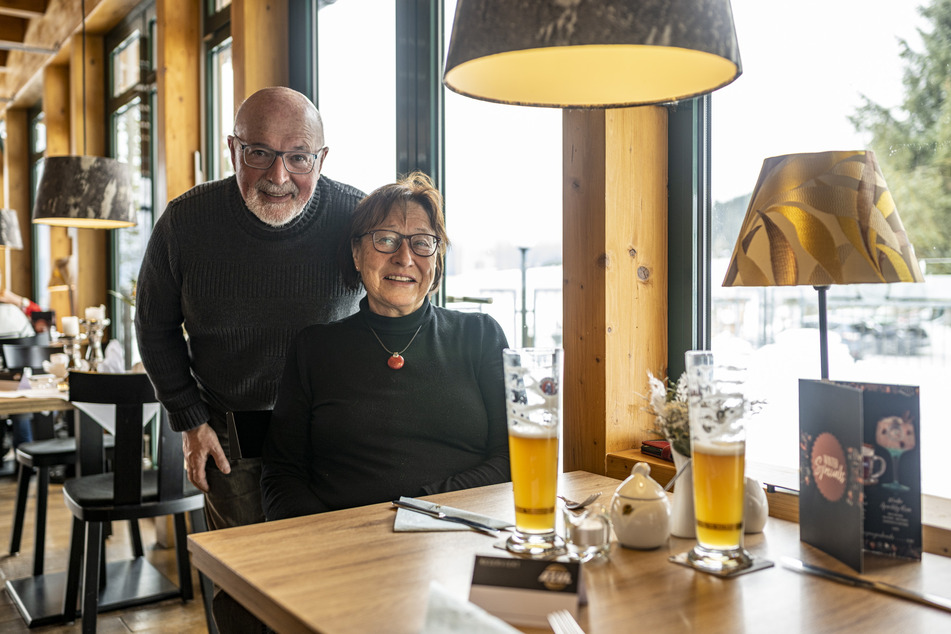 Manfred Milde (72) und Ulrike Stan (70) aus Aue aßen im Hotel von Skiweltmeister Jens Weißflog Mittag.
