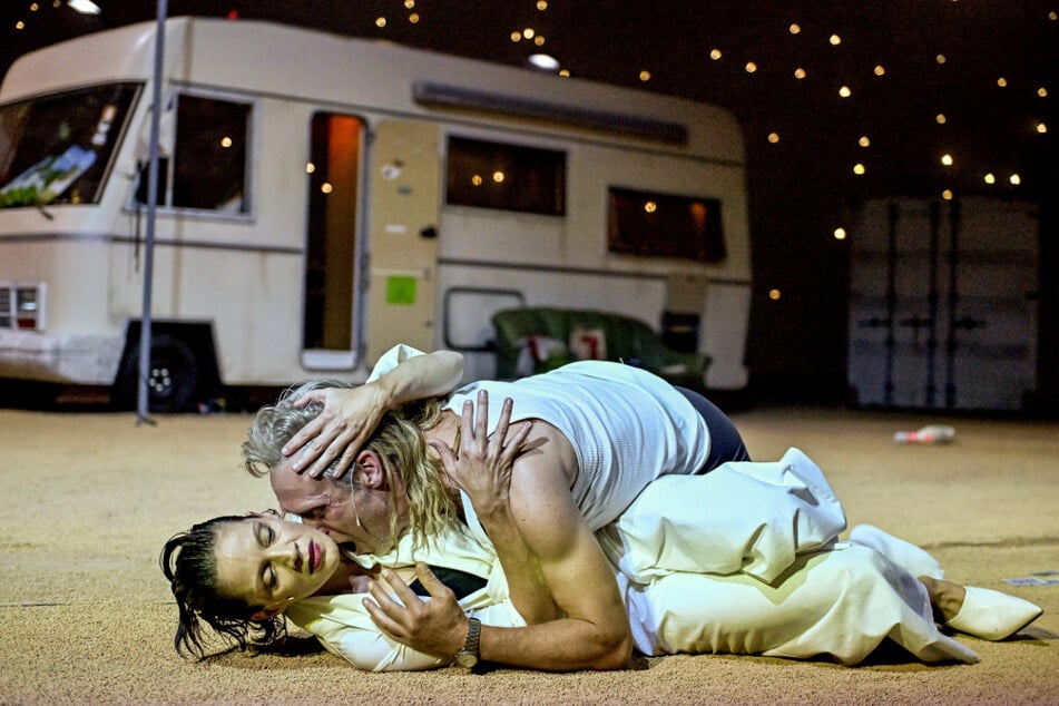 Das Rendezvous von Blanche (Betty Freudenberg) und Mitch (Raiko Küster) eskaliert unterm Sternenhimmel.