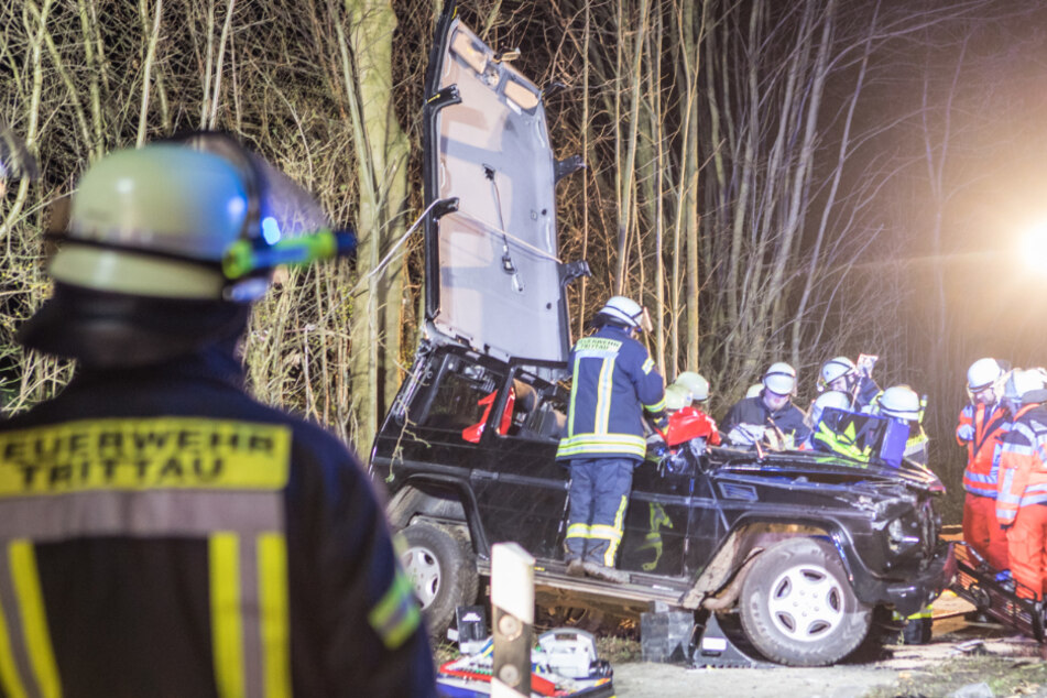 Lebensgefahr! 60-Jähriger kracht mit Mercedes G-Klasse gegen Baum