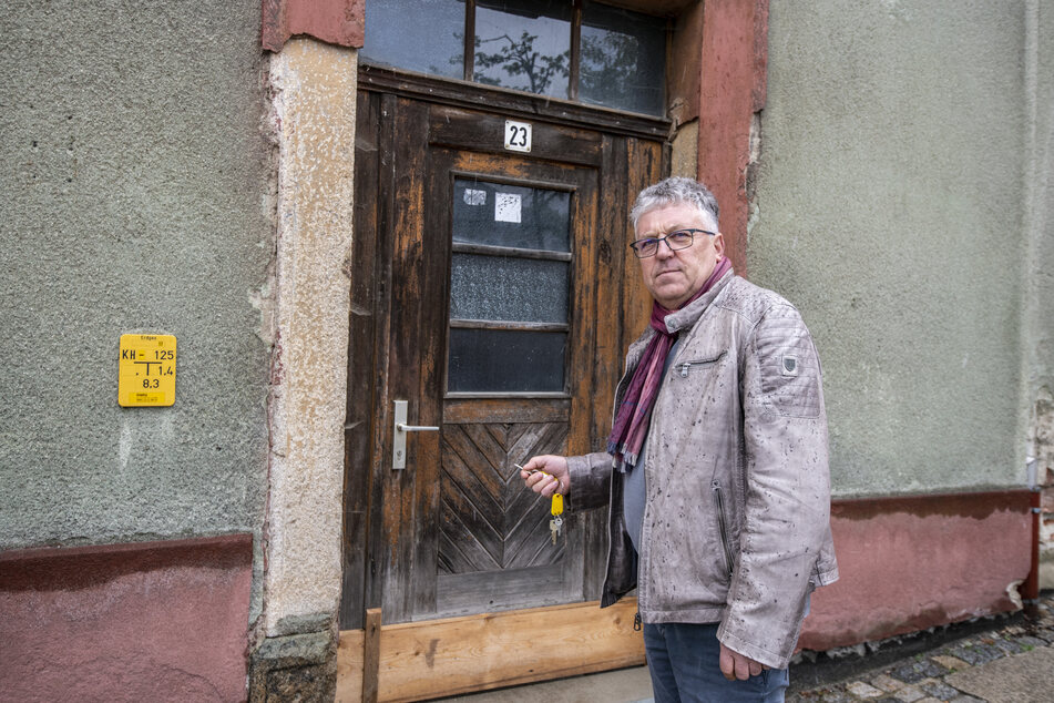 Bürgermeister Jörg Hartmann (60) vor dem Eingang zum baufälligen Elternhaus von Barbara Uthmann in Elterlein.