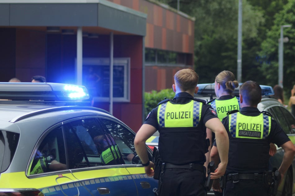 Die Polizei rückte zu einem Einsatz am Freibad Billstedt aus. Dort war es zu einer Schlägerei gekommen.