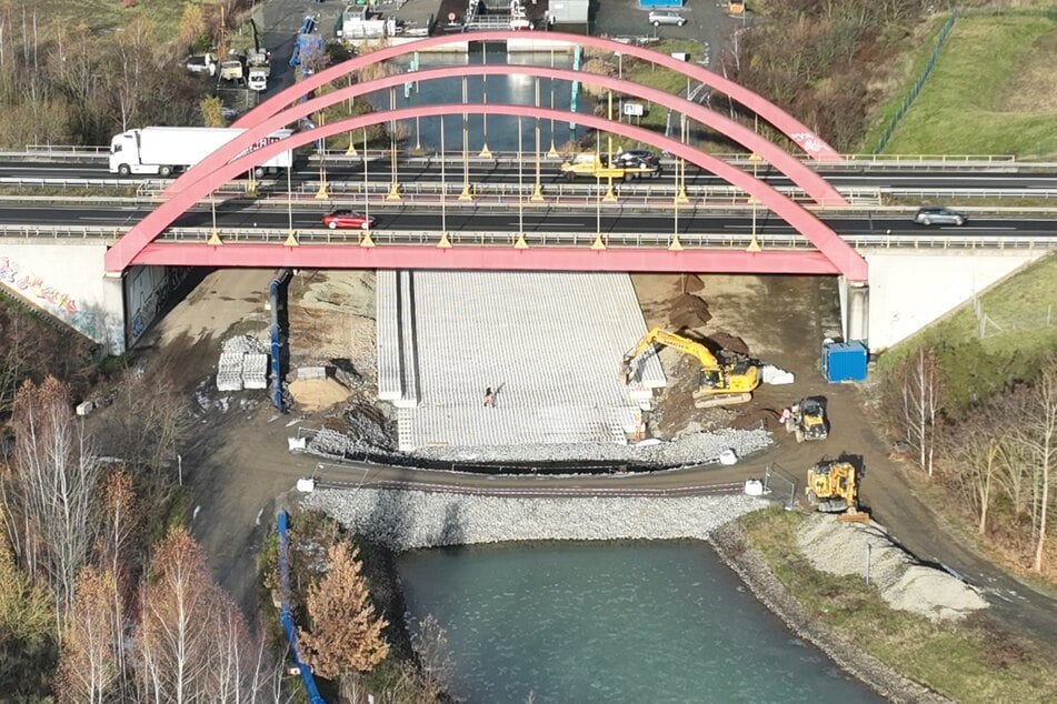 Unter der Autobahnbrücke wurde der Kanal mit schweren Betonblöcken verfüllt, um das Bauwerk zu sichern.
