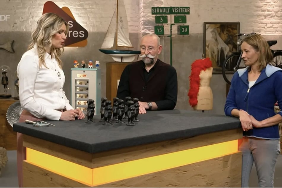 Melanie (r.) möchte bei "Bares für Rares" acht nackte Figuren aus ihrem Keller verkaufen.