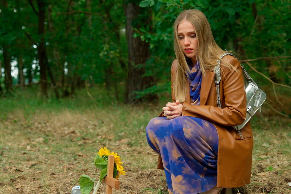 Bella will sich von ihrem Liebeskummer ablenken und geht mit Toni feiern. Gestern war der Todestag ihrer Mutter. Wie konnte Bella das vergessen? Sie sucht Trost am Unfallort.