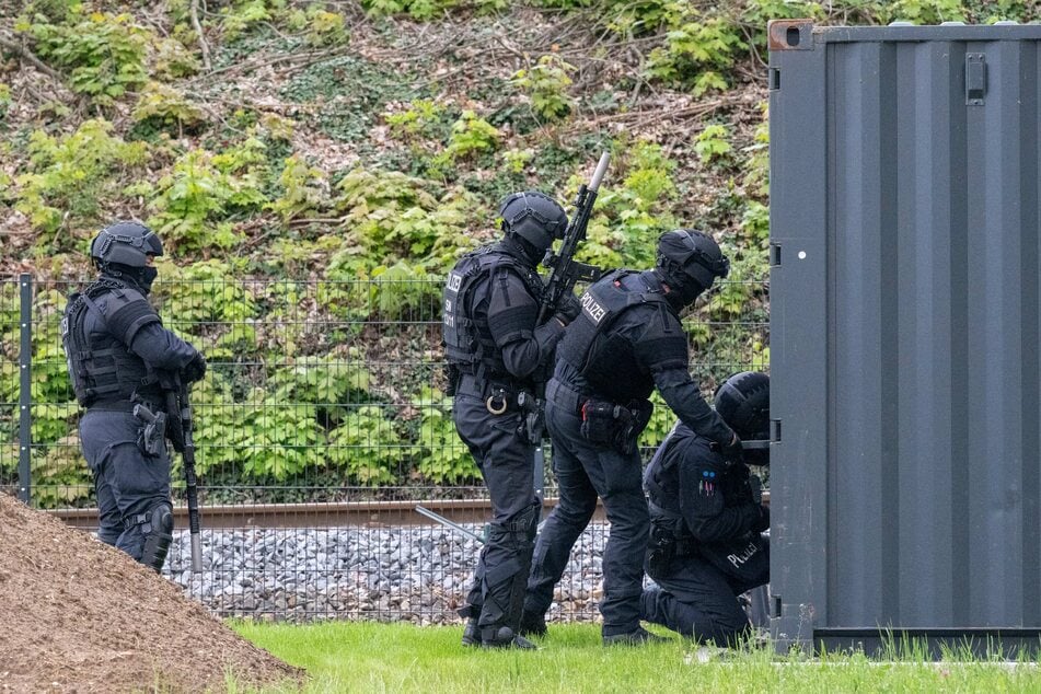 Angaben zu den Hintergründen des Einsatzes wollte die Polizei bislang nicht machen.